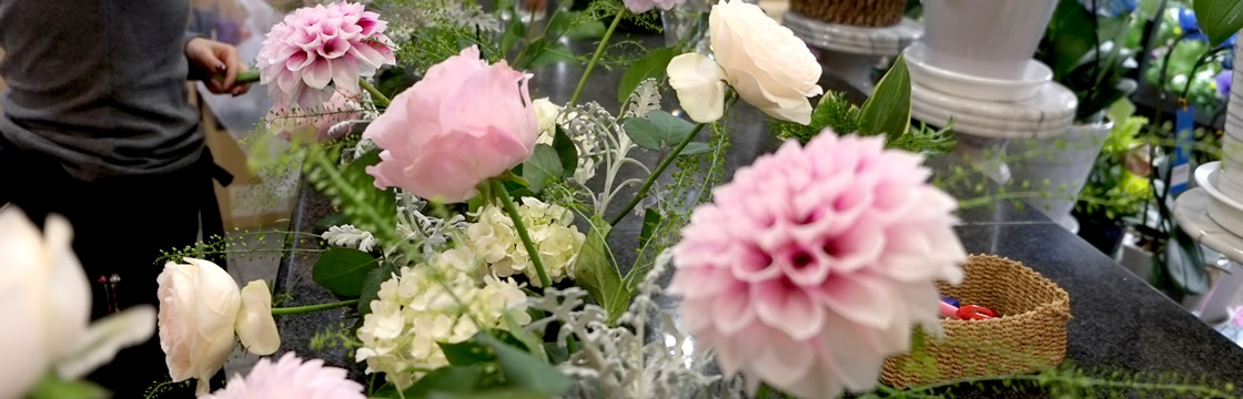 花だけでなく、季節に合わせた枝ものを。自然の美しさを感じる祭壇に。